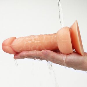 Lovetoy Realistinen Ultra Soft Dildo 18 cm – imukupilla ja valjasyhteensopiva