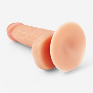 Lovetoy Realistinen Ultra Soft Dildo 18 cm – imukupilla ja valjasyhteensopiva