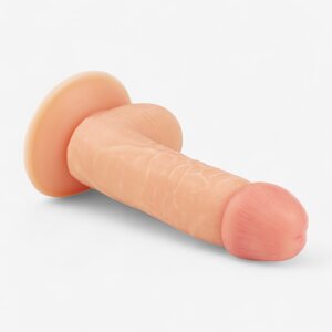 Lovetoy Realistinen Ultra Soft Dildo 18 cm – imukupilla ja valjasyhteensopiva
