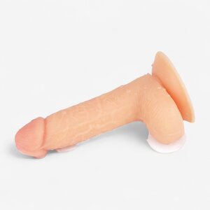 Lovetoy Realistinen Ultra Soft Dildo 18 cm – imukupilla ja valjasyhteensopiva
