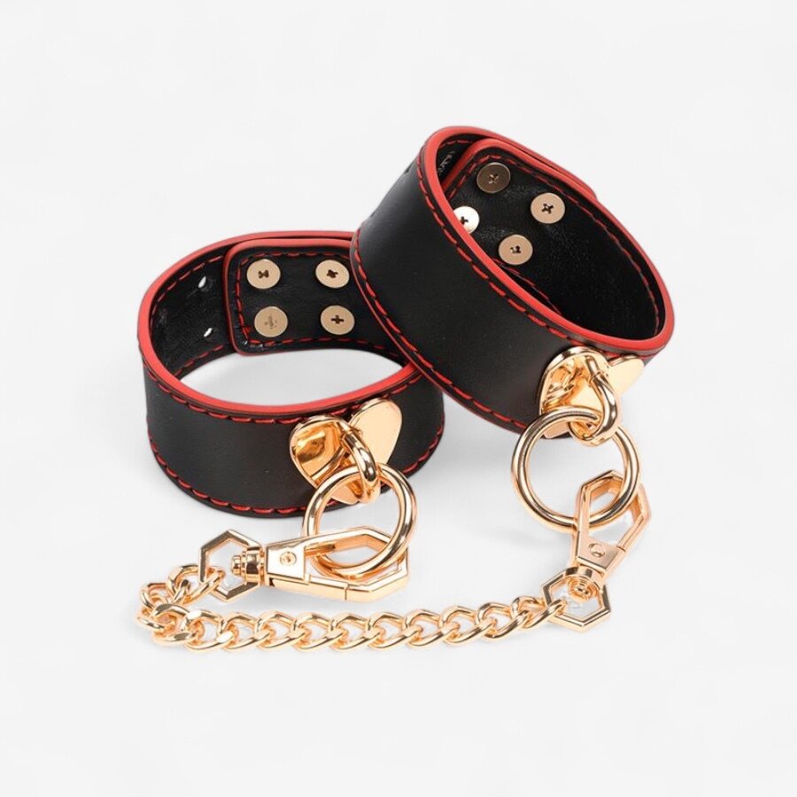 LateToBed Nilkkakahleet Kultaisella Sydänketjulla – Musta & Punainen